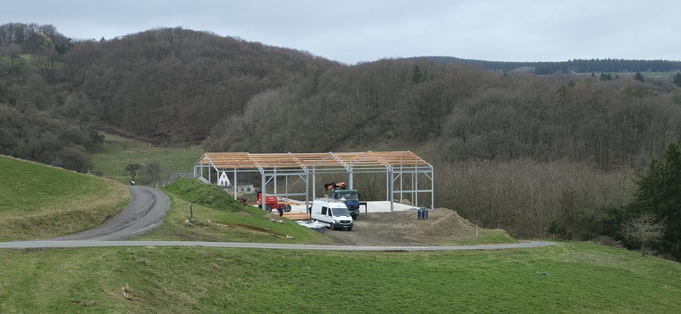 Mehrzweckhalle in der Eifellandschaft