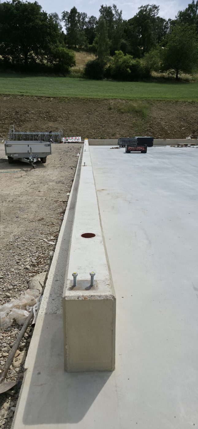 Bodenplatte mit umlaufendem Streifenfundament, fertig für die Montage – der Betonbauer arbeitet nach unserem Beton- und Ankerplan.