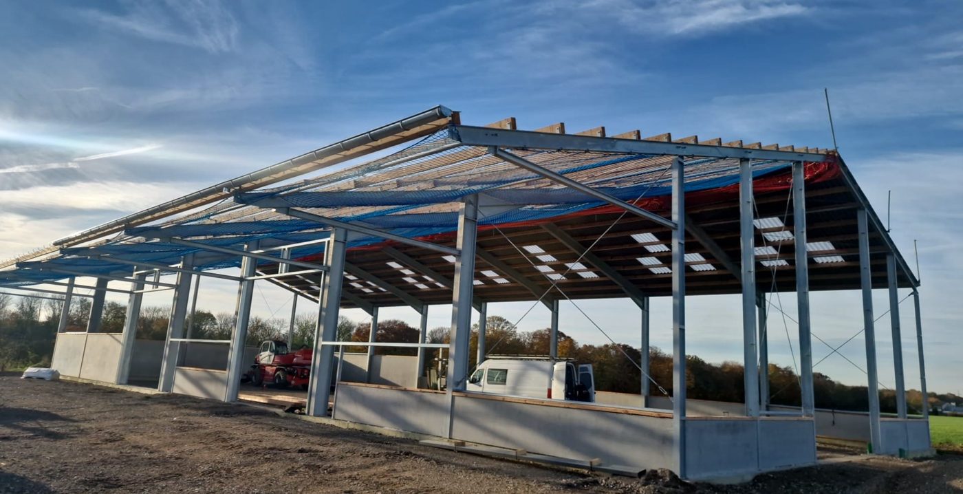 Rohbau einer 42 × 20 m Mehrzweckhalle in Langenfeld mit einseitigem Kragarm an der Traufseite.