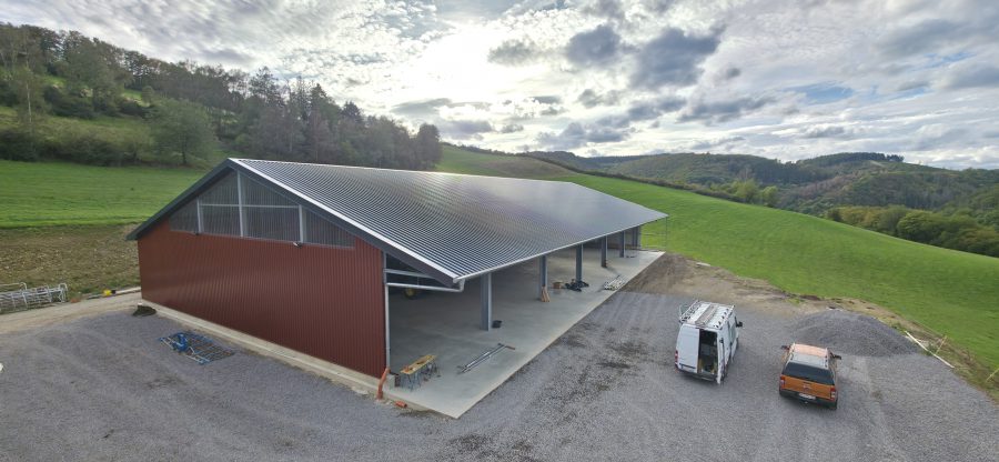 Strohlagerhalle mit 4 m Kragarm